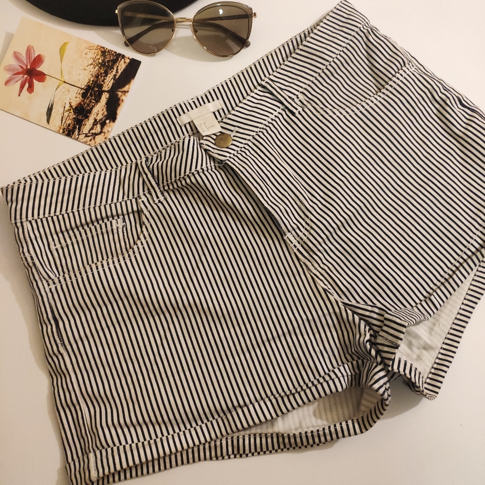 Vertical Striped shorts (Size M) H&M